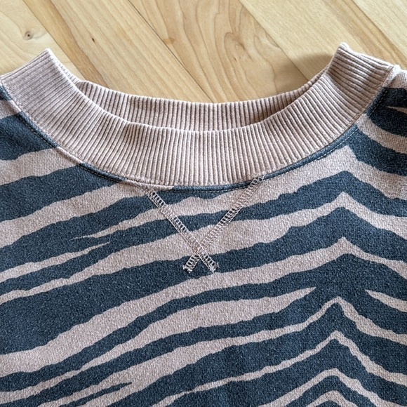 Aerie oversized sweatshirt leopard print split sides size medium M - Picture 3 of 5